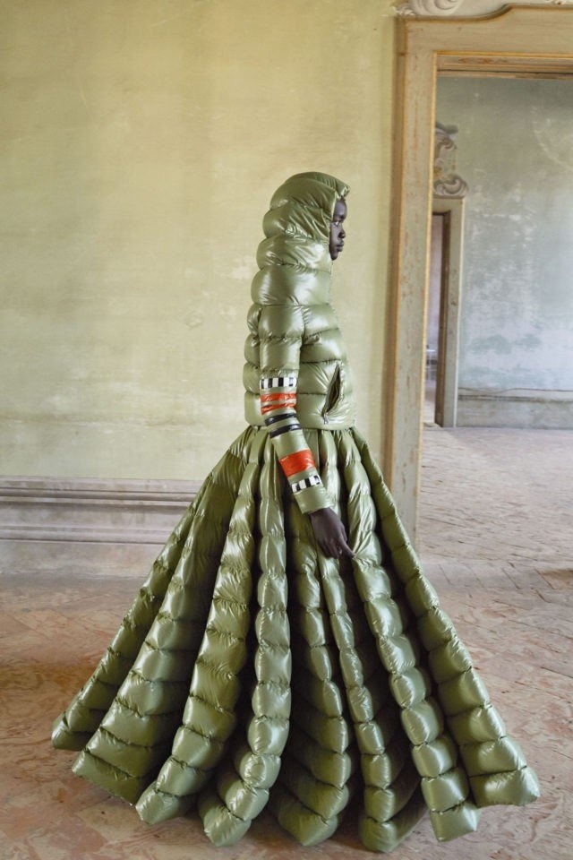 Moncler представил необычные женские пуховики, похожие на платья Всячина