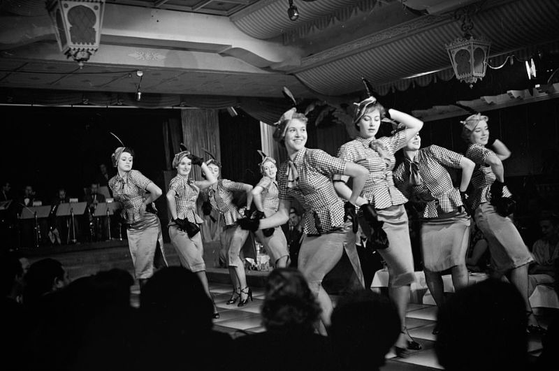 За кулисами с Девушками-Колокольчиками, выступавшими в знаменитом парижском кабаре Знаменитости