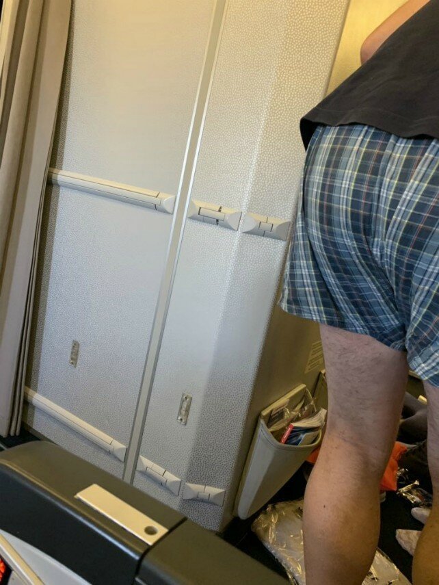 Пассажирку самолета возмутил мужчина, который путешествовал в одних трусах 