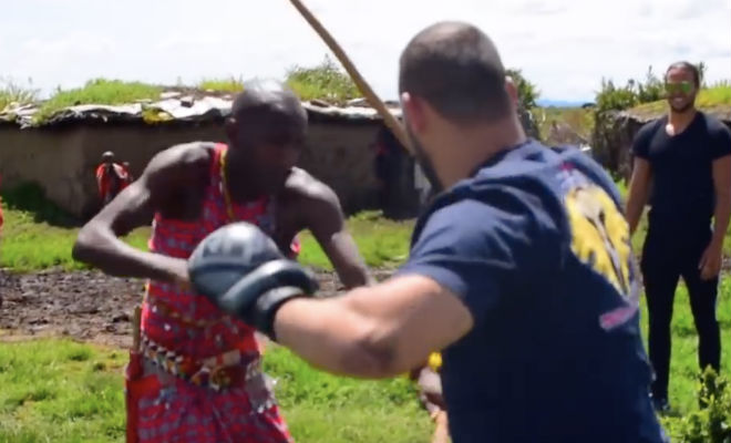 Чемпион ММА показал силу воинам масаи культура