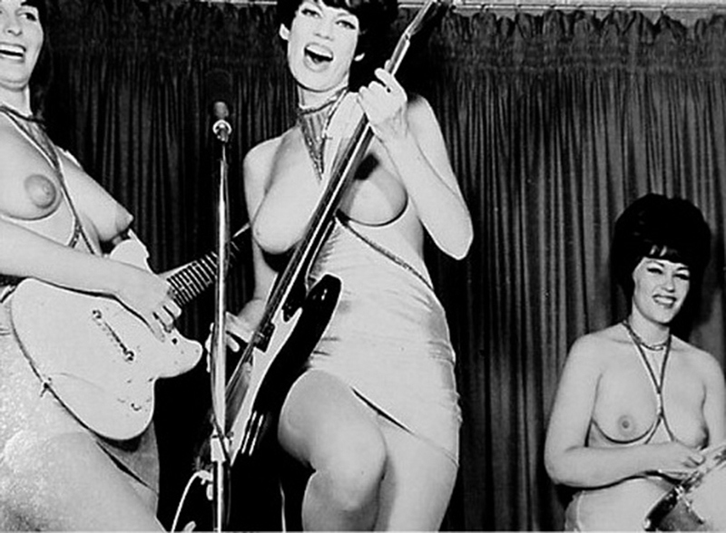 Как женщины пели на сцене с обнаженной грудью. История музыкальных топлес-групп девушки