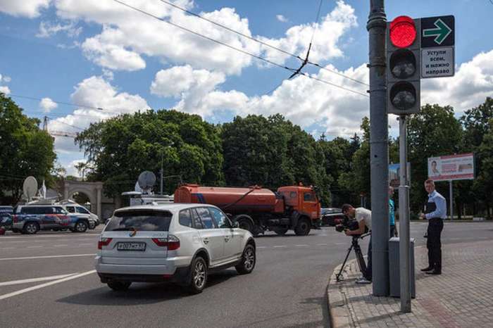 5 ситуаций, когда водитель имеет полное право проехать на красный сигнал светофора автомобили