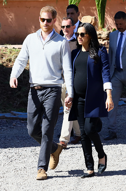 Дворовый футбол и тату хной: принц Гарри и Меган Маркл посетили женский пансион в Марокко Монархии